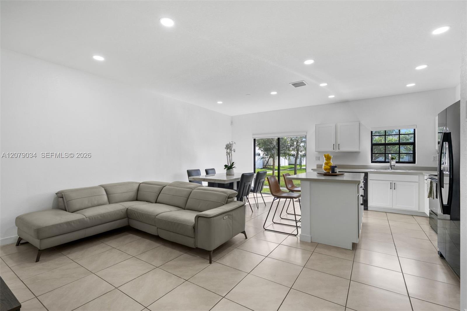 757 SW 11th St — Photo 3