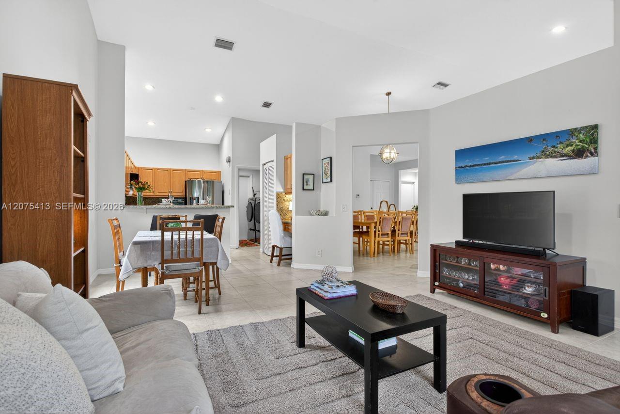 370 Carrington Dr — Photo 5