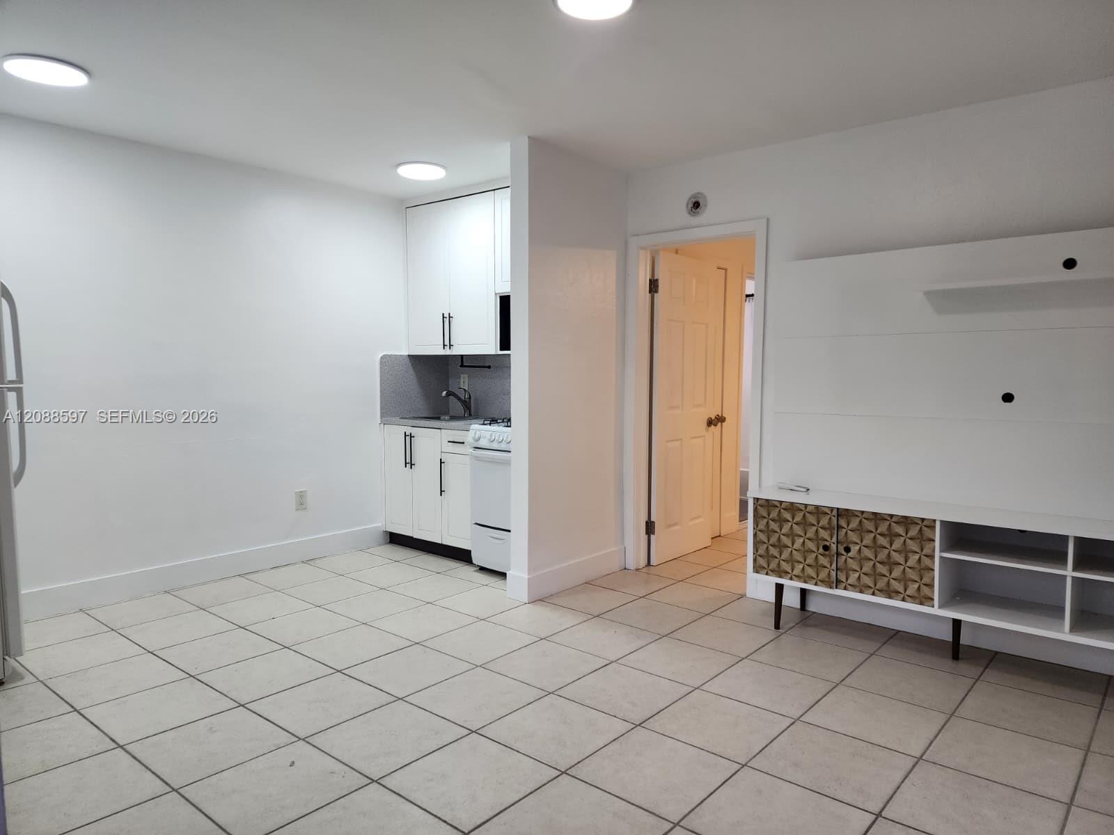 443 SW 4th Ave # 3 — Photo 2