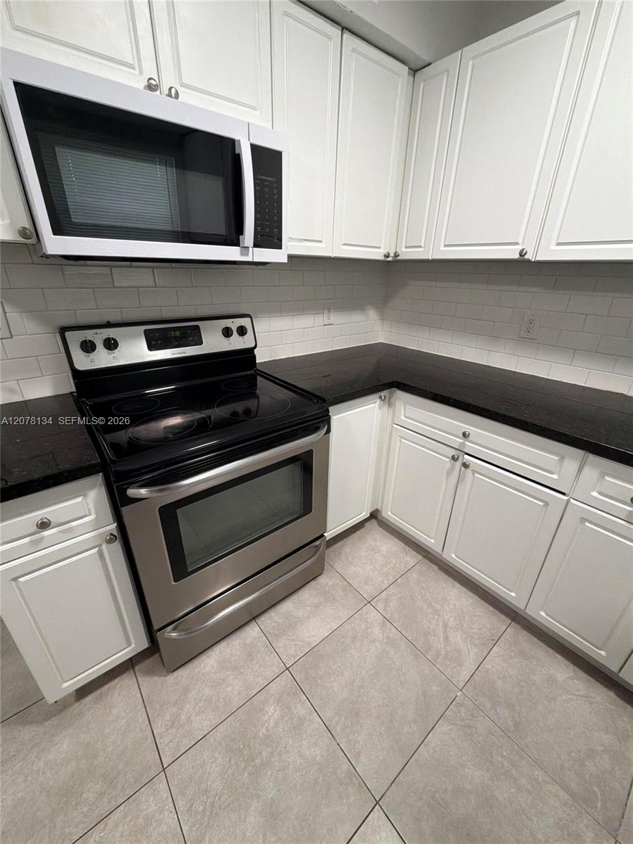 942 NW 11th Ct — Photo 3