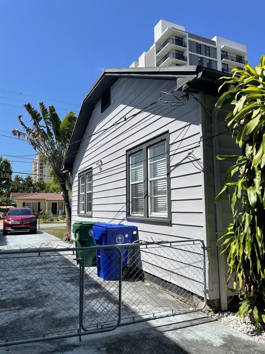 3665 SW 15th St — Photo 2