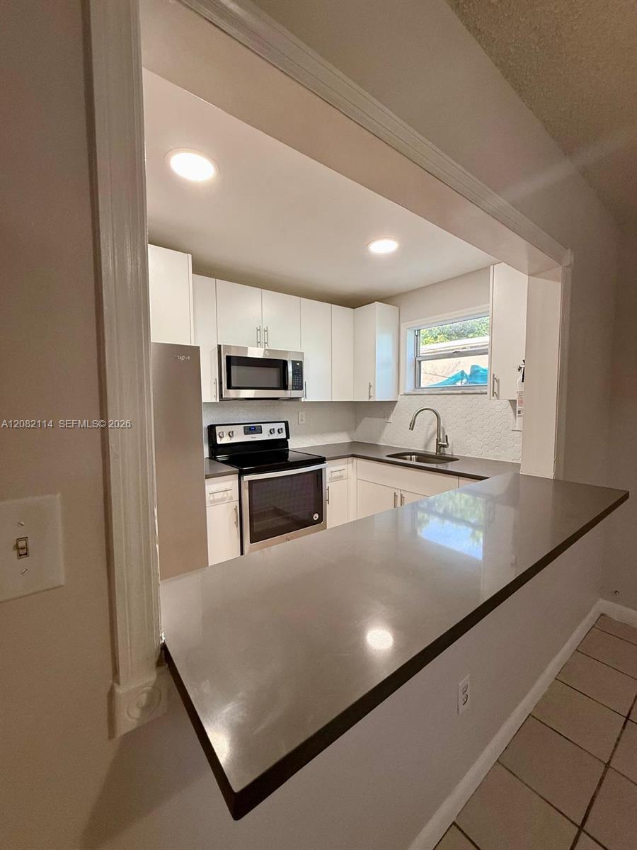 2433 SW 11th St — Photo 2