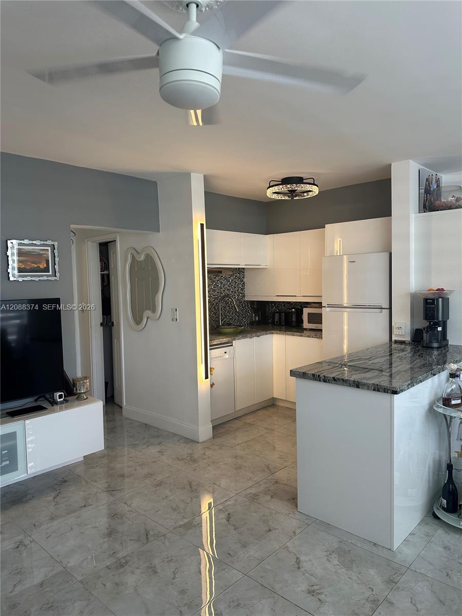 3177 S Ocean Dr # 122 — Photo 3