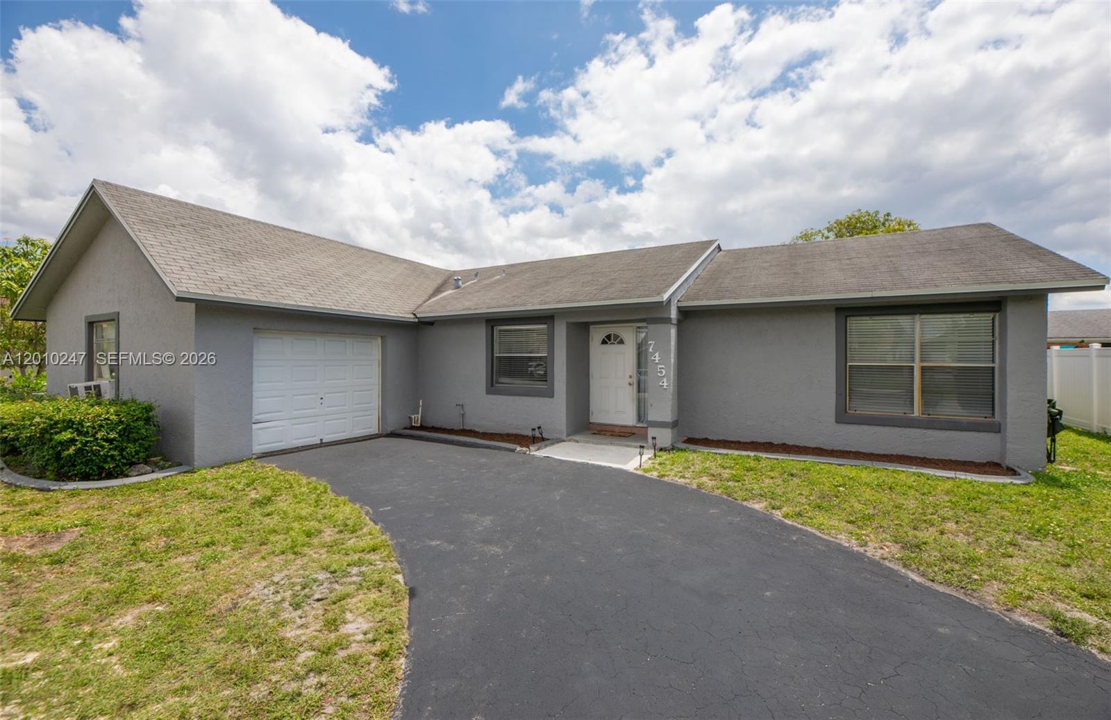 7454 NW 48th Pl, Lauderhill FL 33319