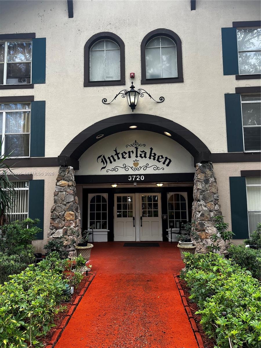 3720 Inverrary Dr # 1W, Lauderhill FL 33319