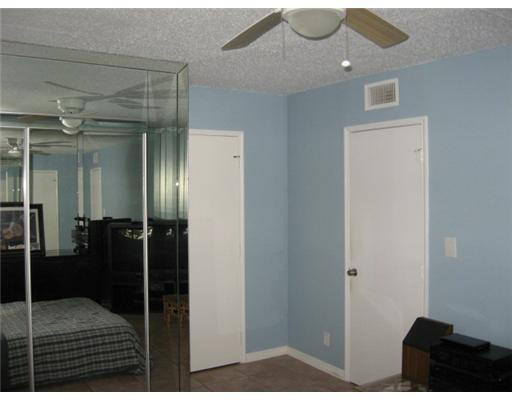 2400 NE 10th Street NE # 305 — Photo 4
