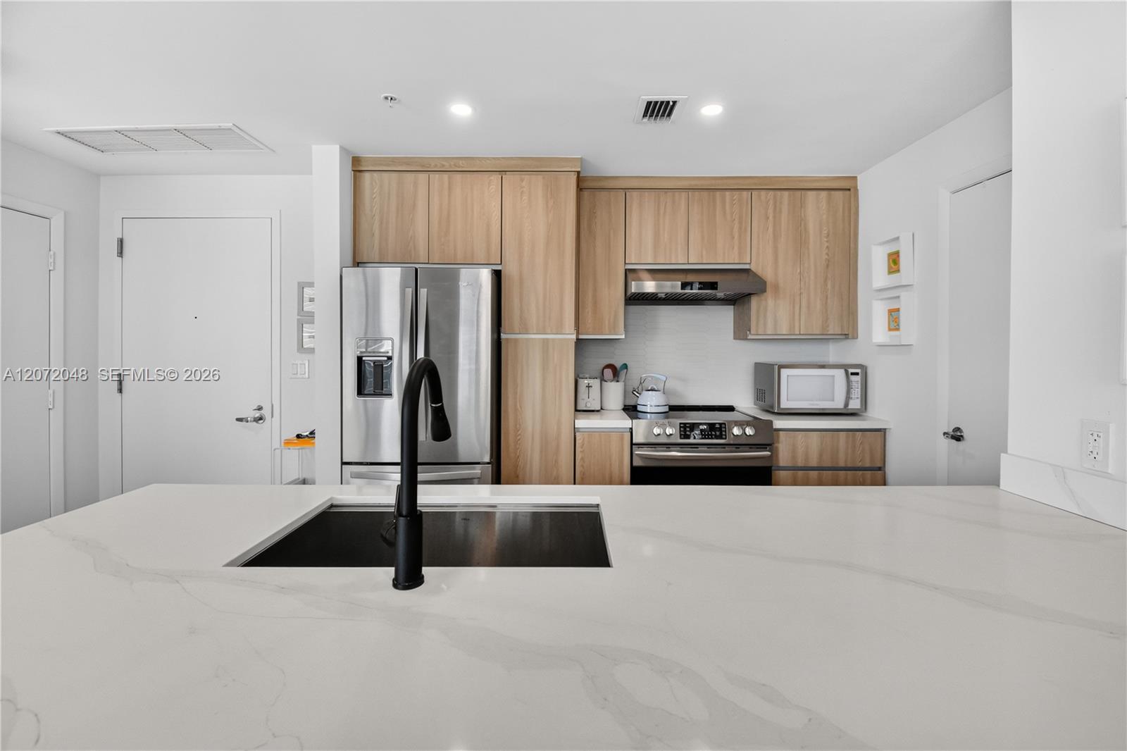 1900 N Bayshore Dr # 2019 — Photo 2