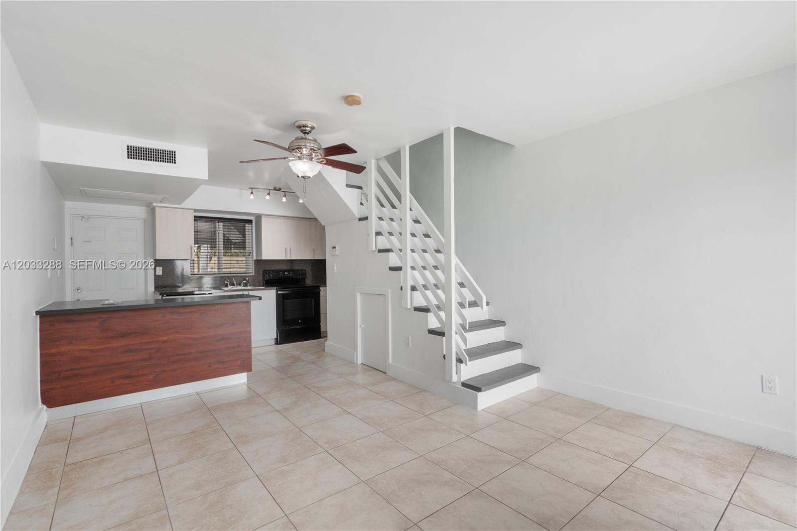 932 SW 6th St # 5 — Photo 2
