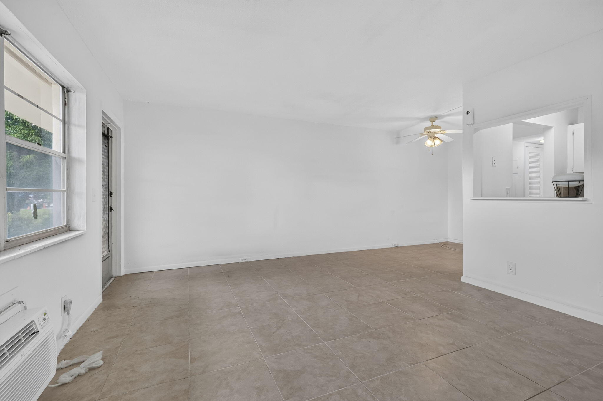 210 CANTERBURY J # 210 — Photo 2