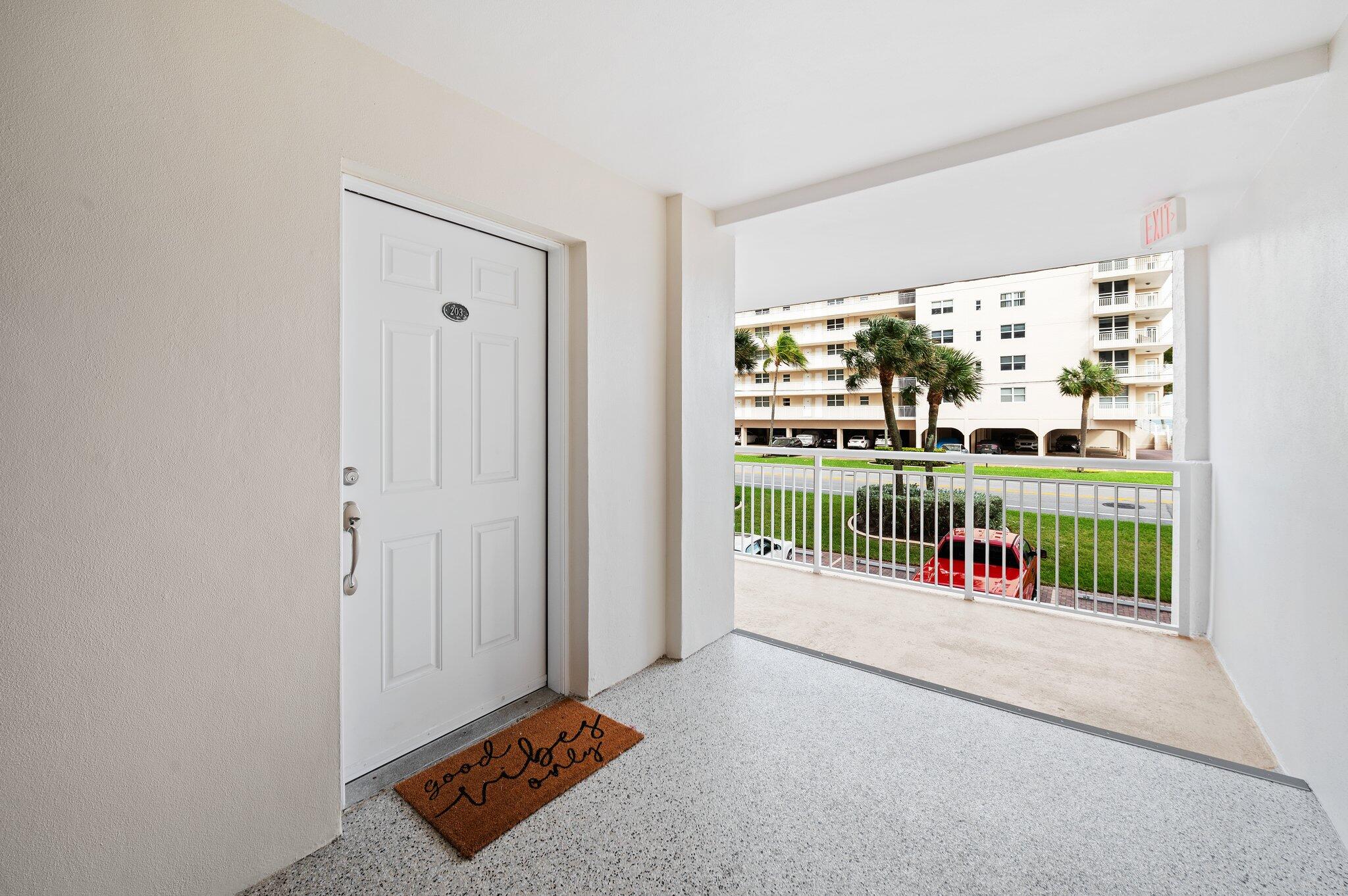 1050 Hillsboro Mile Unit 203w — Photo 3