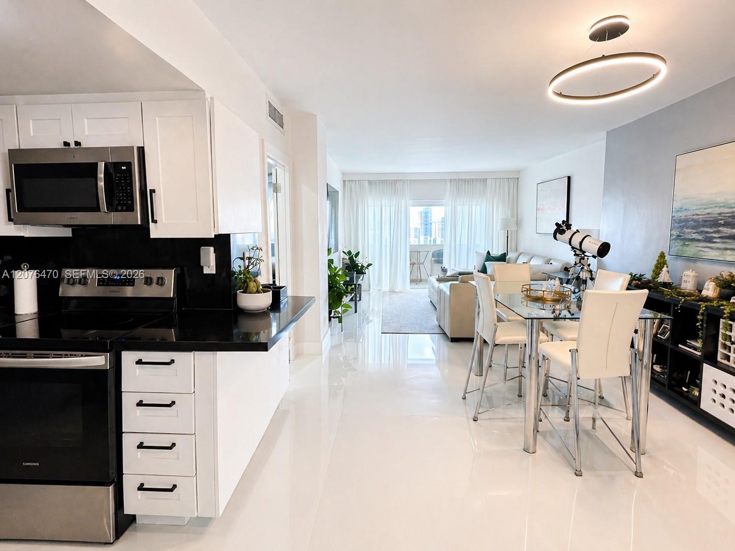 300 Bayview Dr — Photo 2