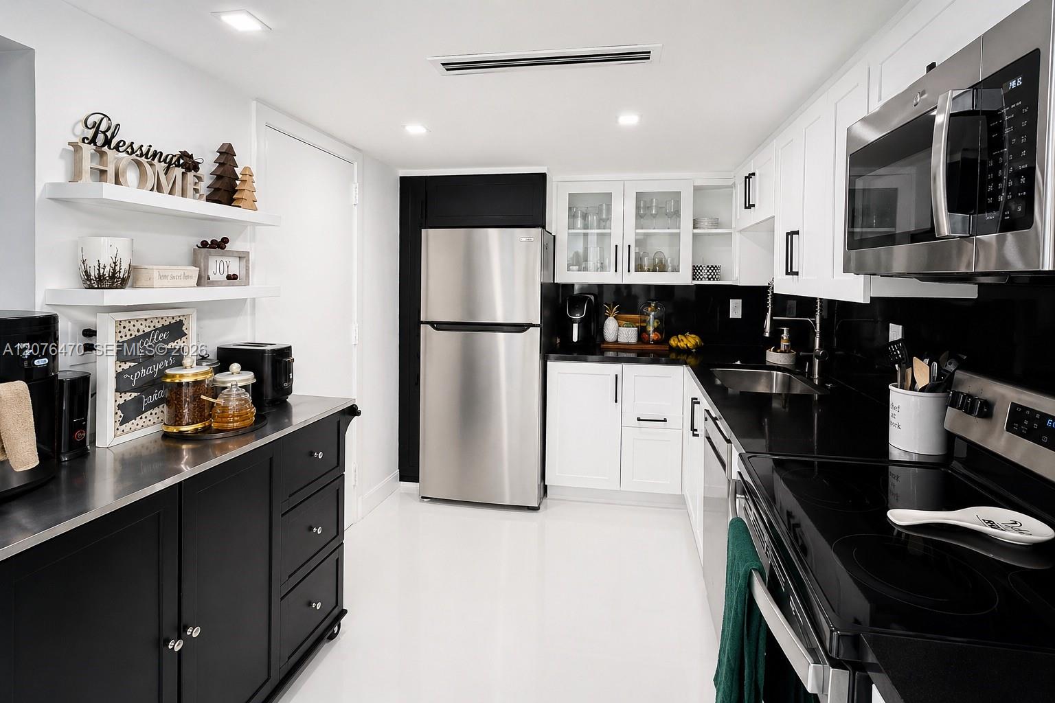 300 Bayview Dr — Photo 3