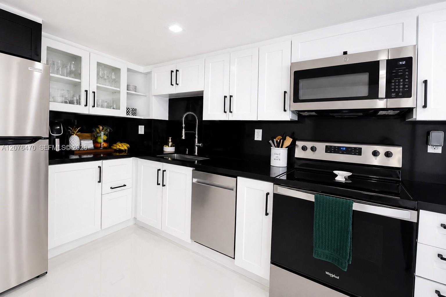 300 Bayview Dr — Photo 4