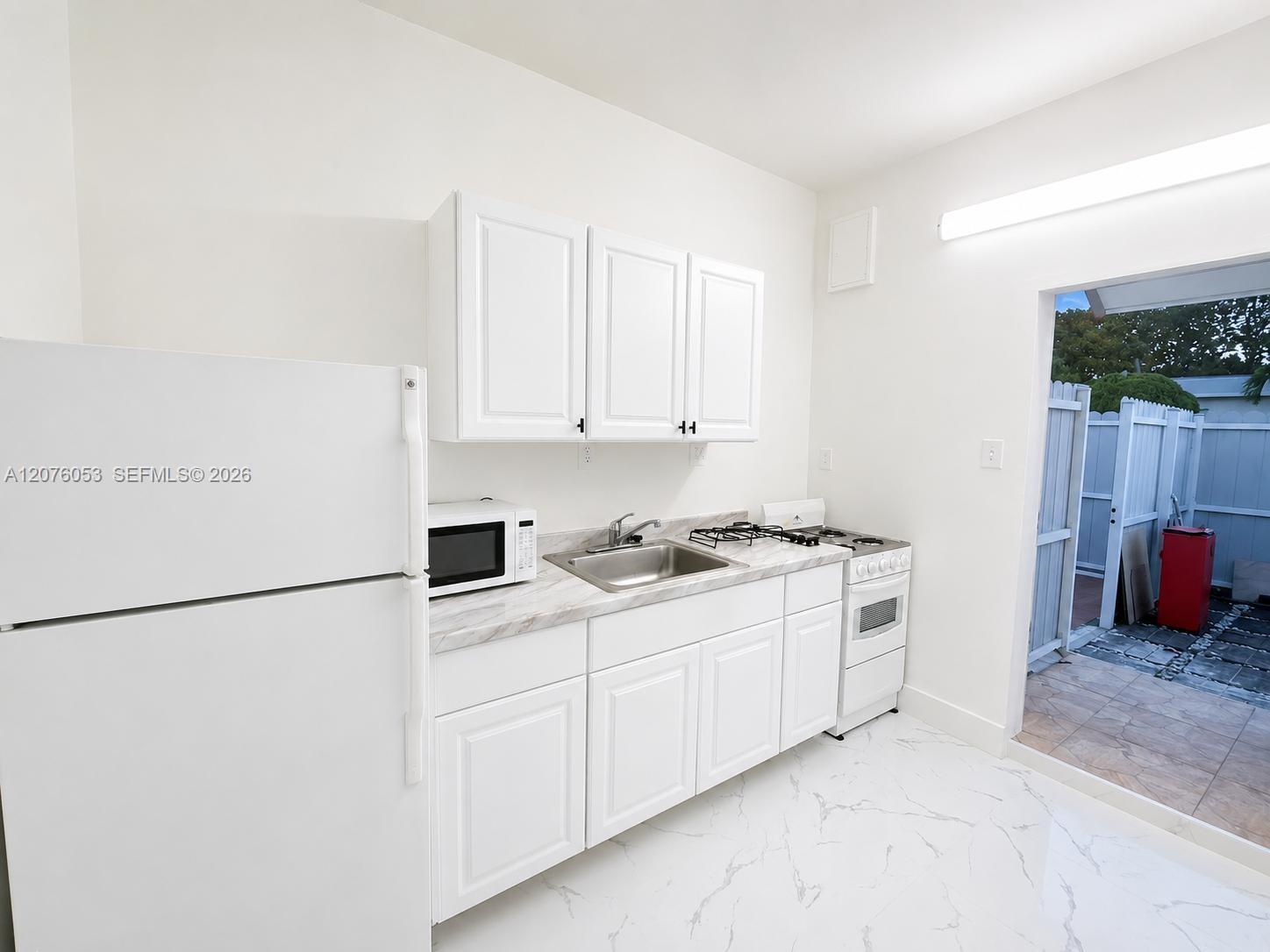 500 E 54th St # B — Photo 2