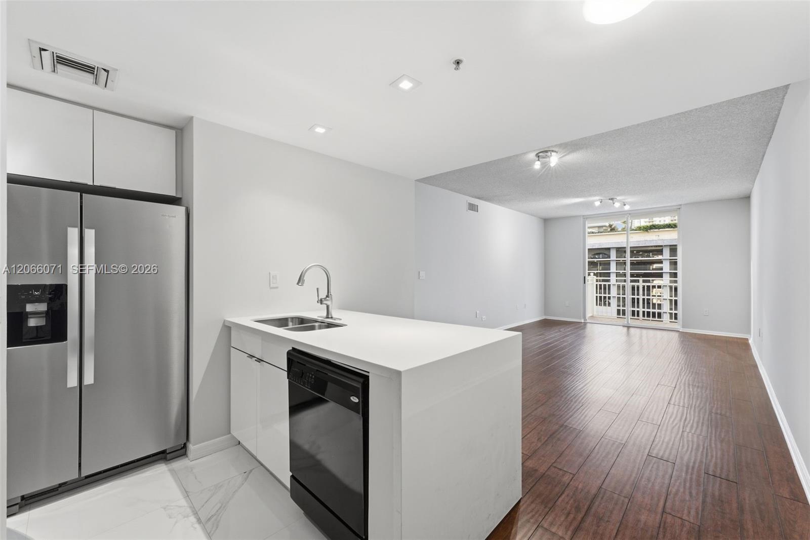 185 SE 14th Ter # 1010 — Photo 3