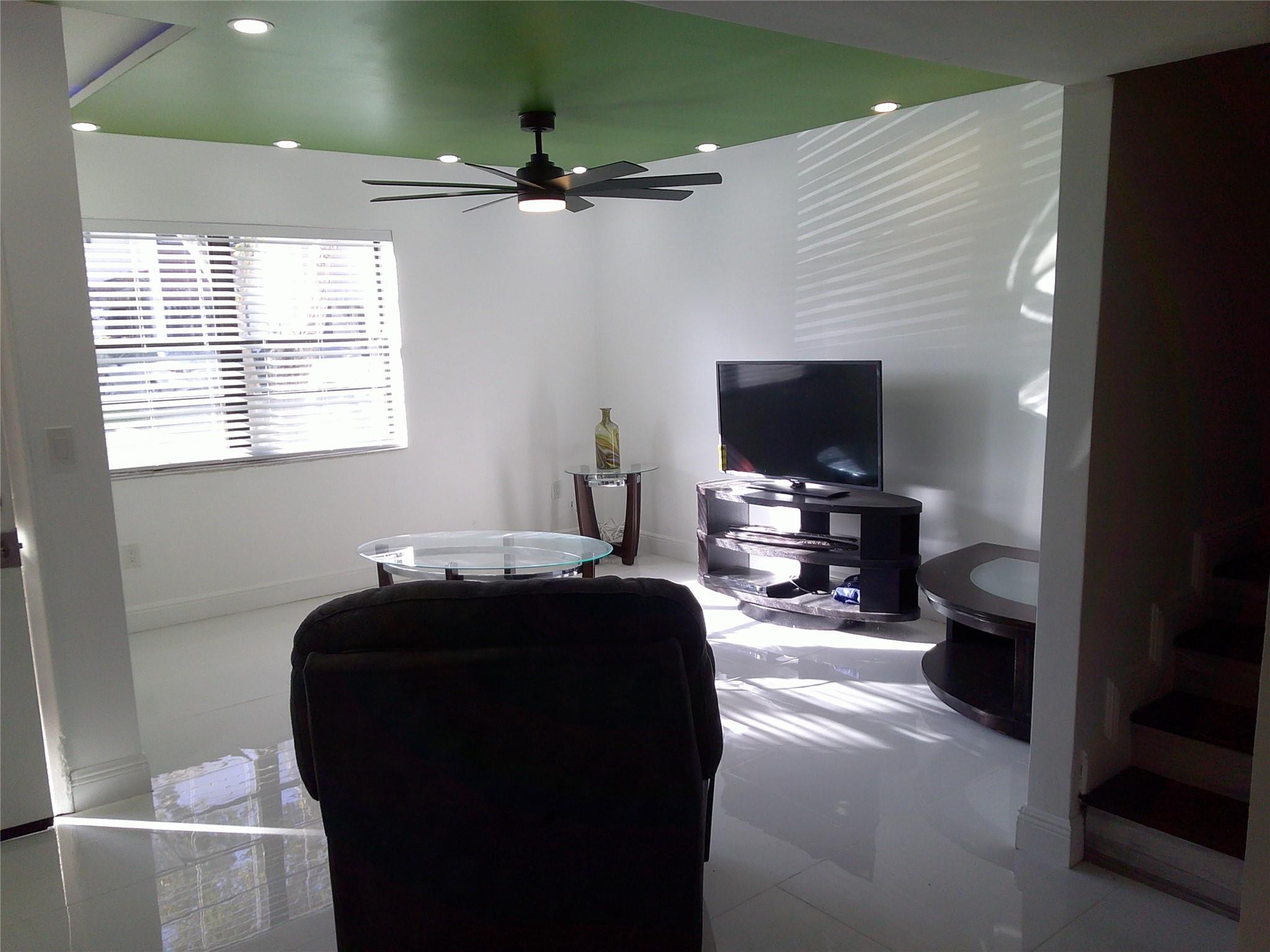 3810 SW 52nd Avenue # 3810 — Photo 2