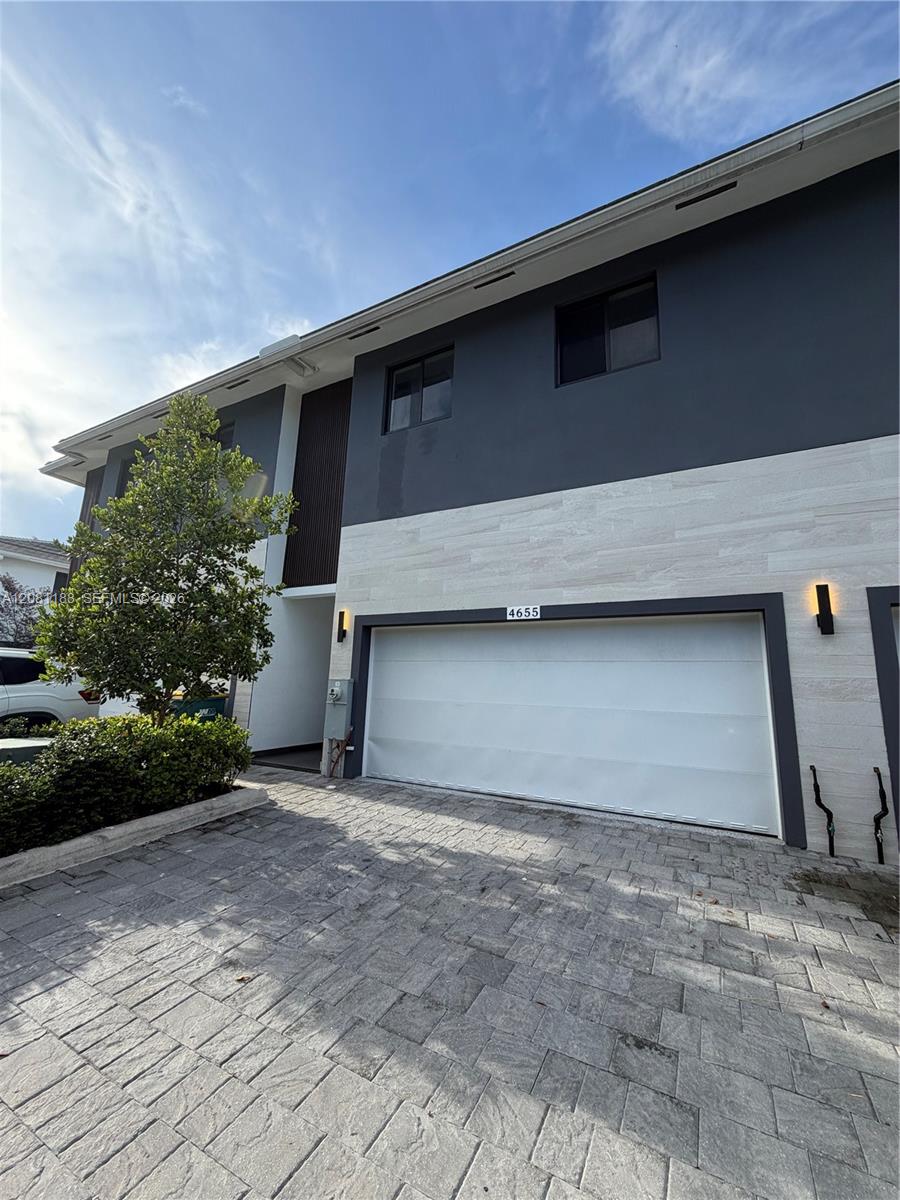 4655 SW 32nd Ave # 2B — Photo 2