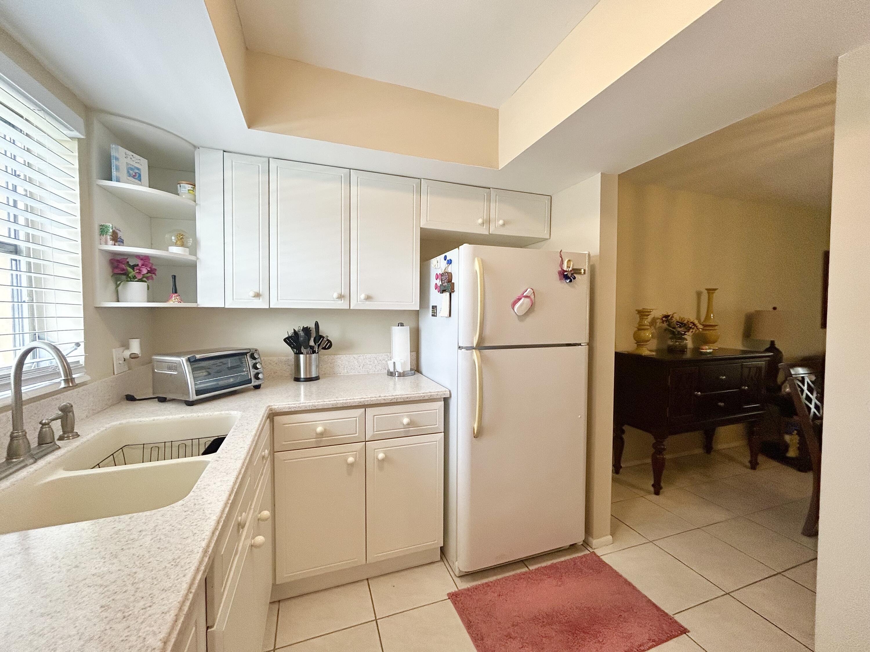 2811 Ashley Drive W # E — Photo 3