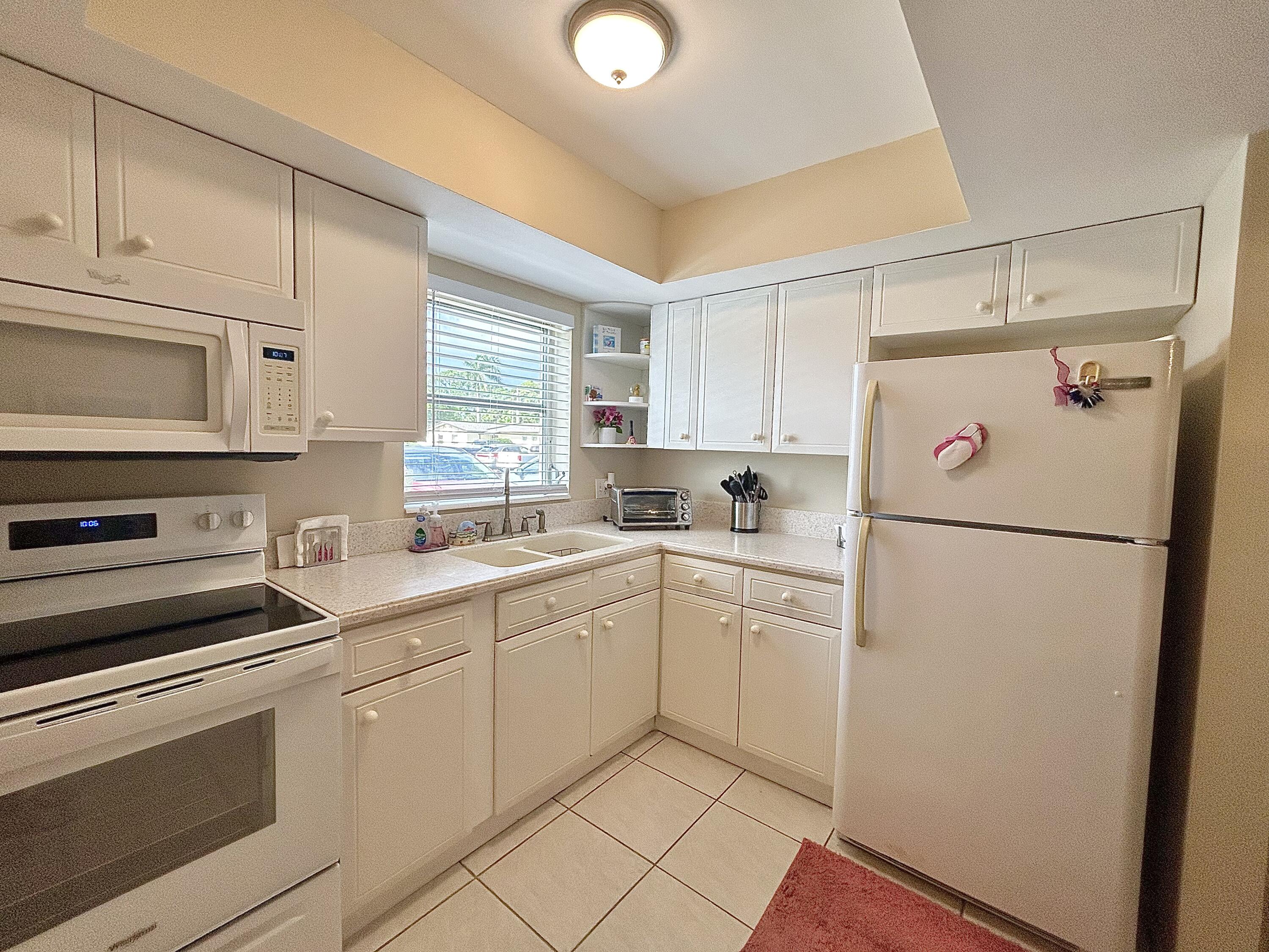 2811 Ashley Drive W # E — Photo 2