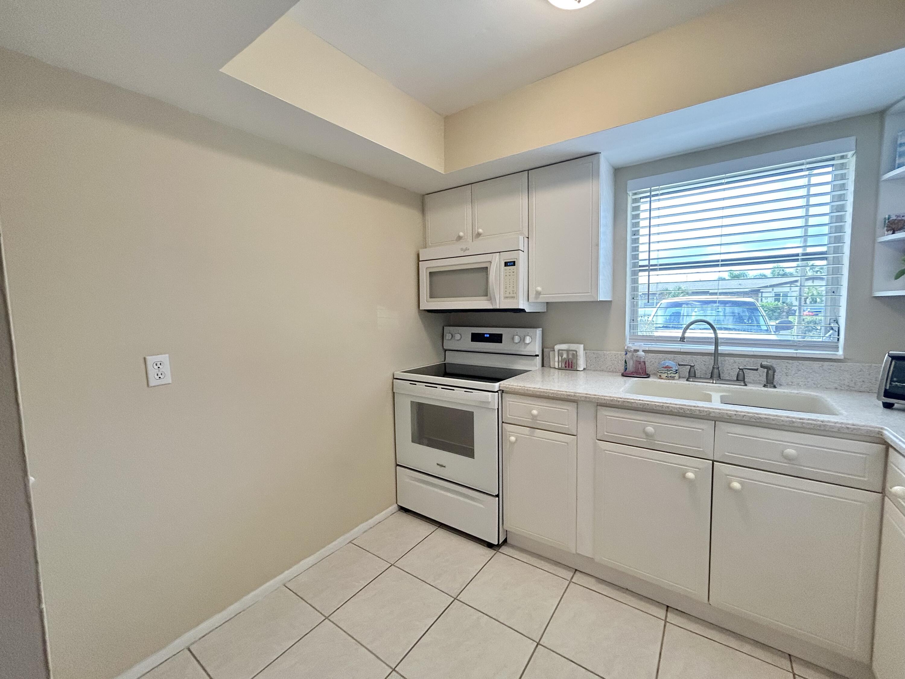 2811 Ashley Drive W # E — Photo 4