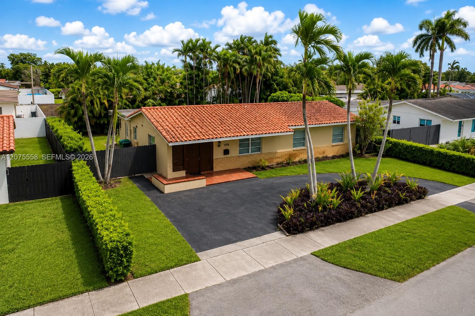 3115 Village Green Dr — Photo 3
