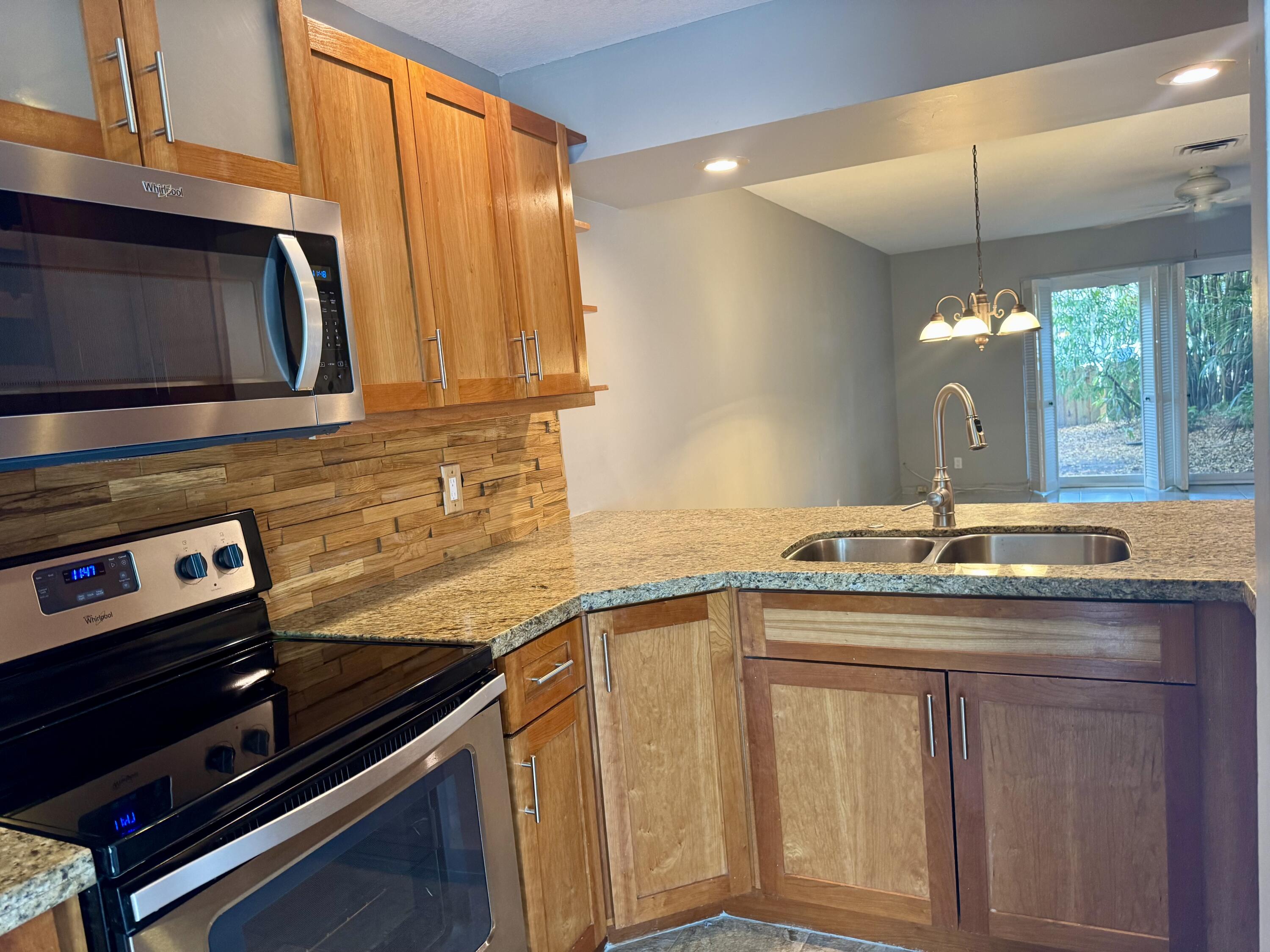 690 SE 23RD Avenue # 4 — Photo 4