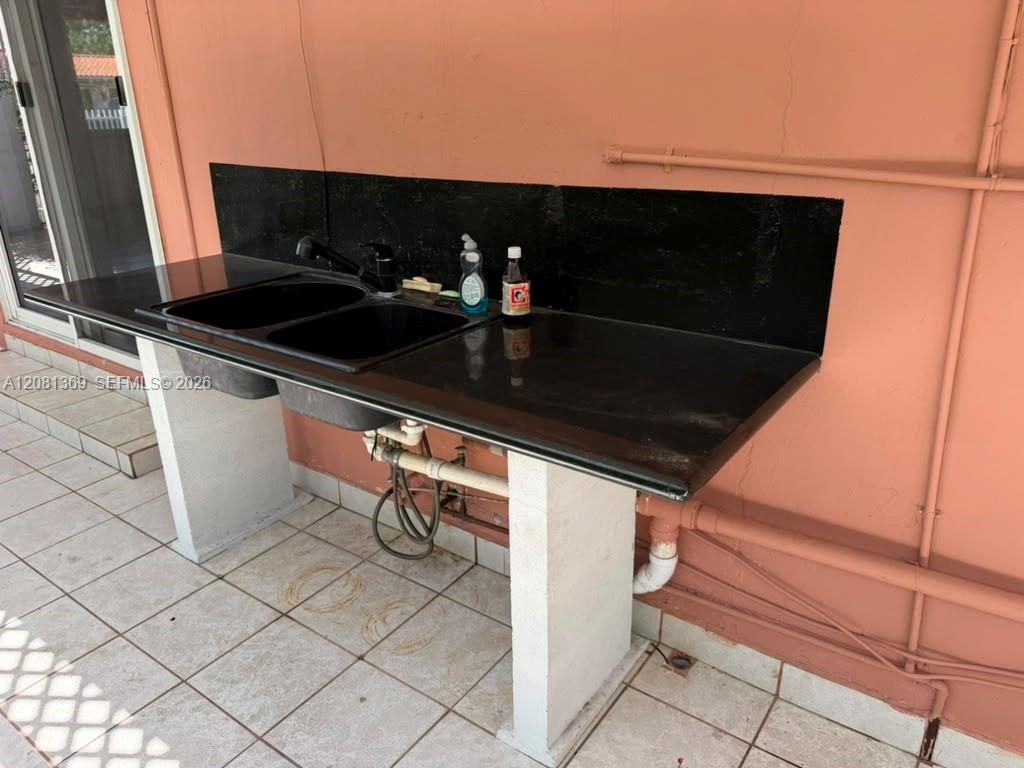 Outdoor counter w/sink