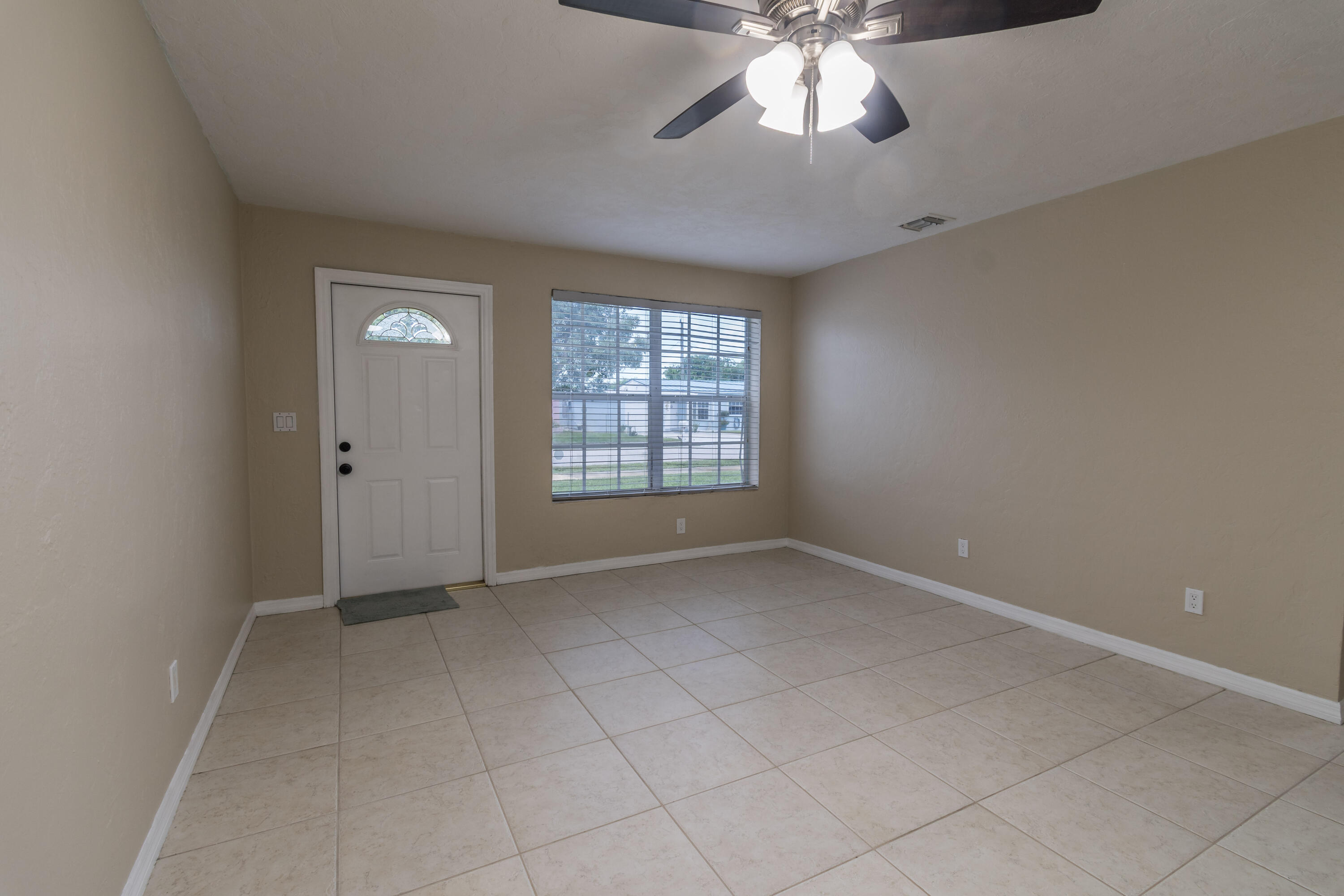 2032 WORTHINGTON Road — Photo 2