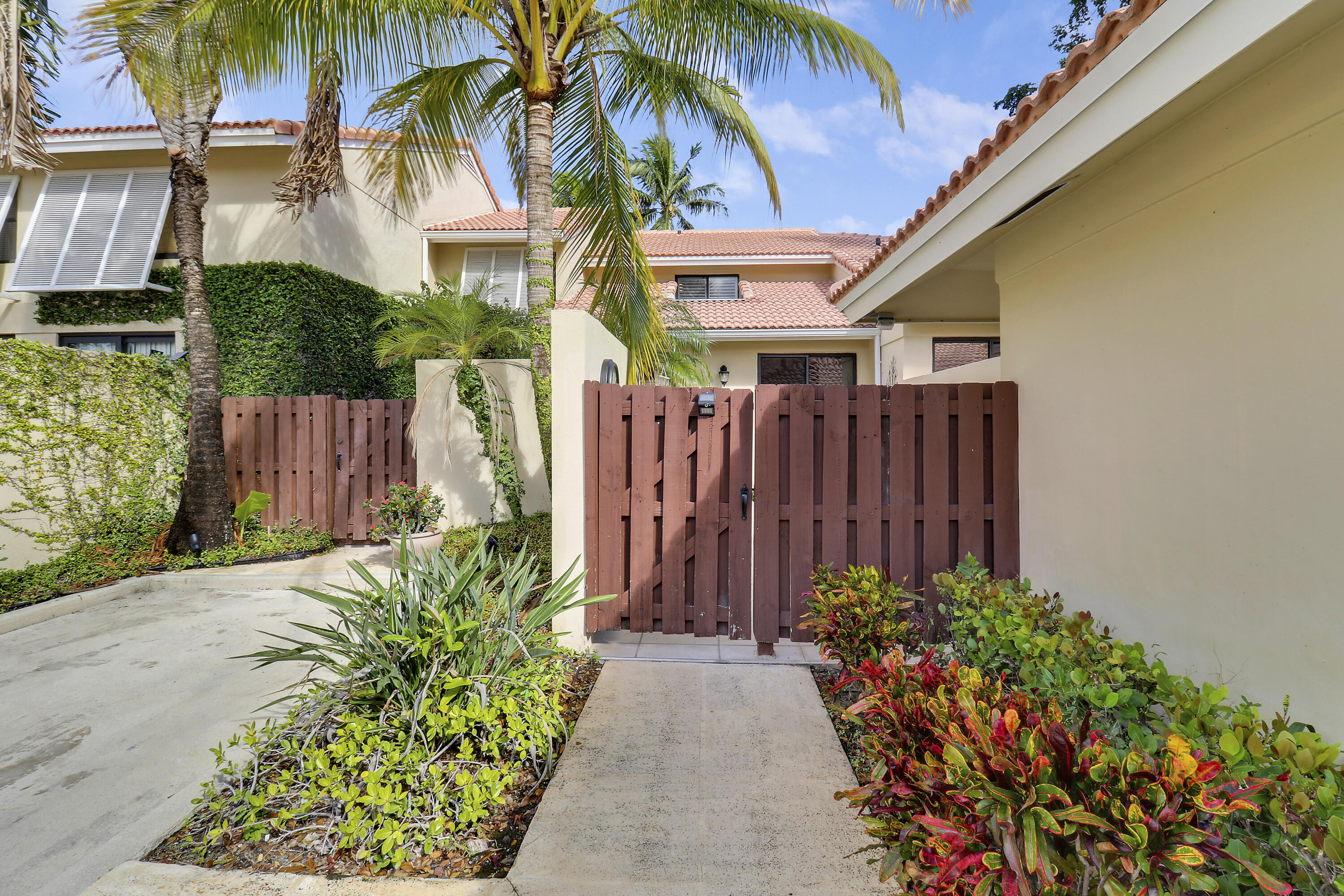 204 Old Meadow Way — Photo 3