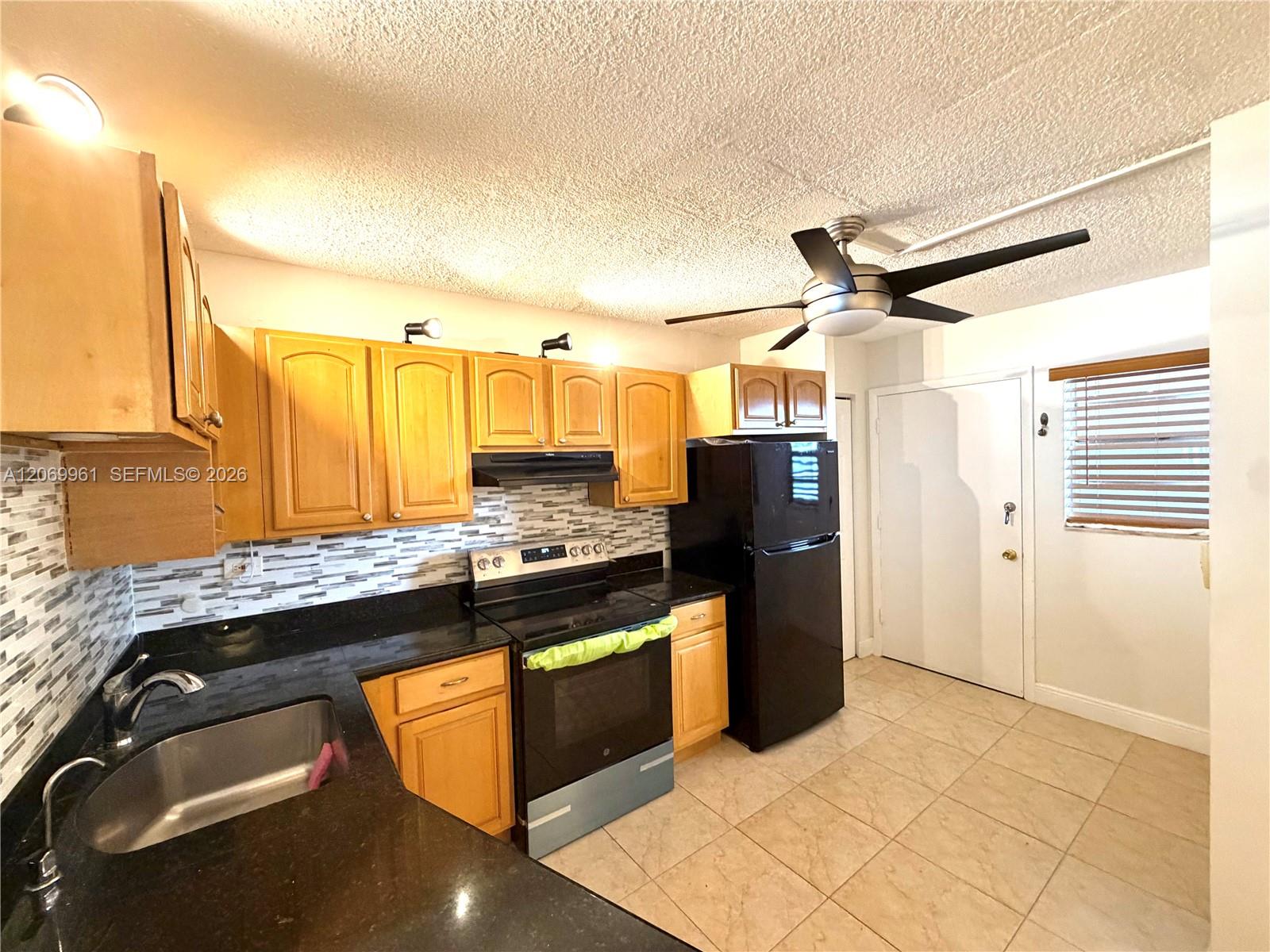1660 NE 191st St # 1 — Photo 3