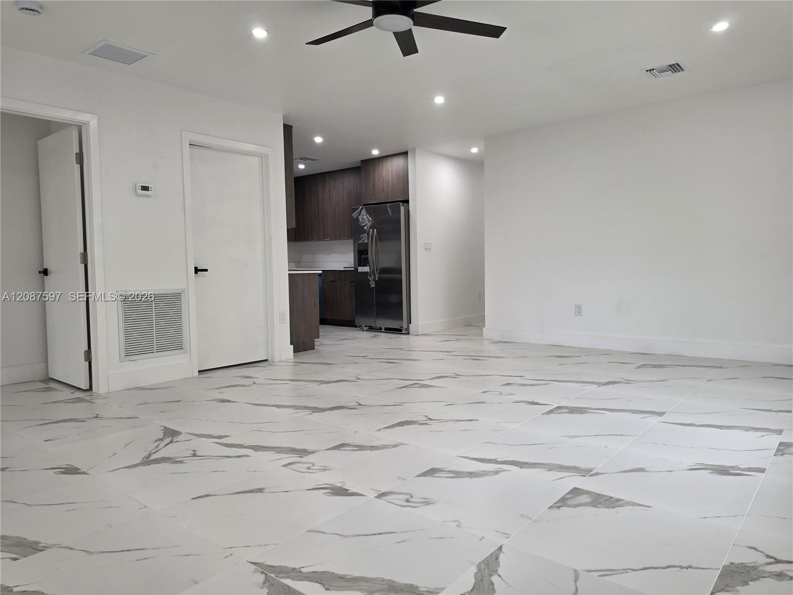 348 NW 8th St — Photo 4