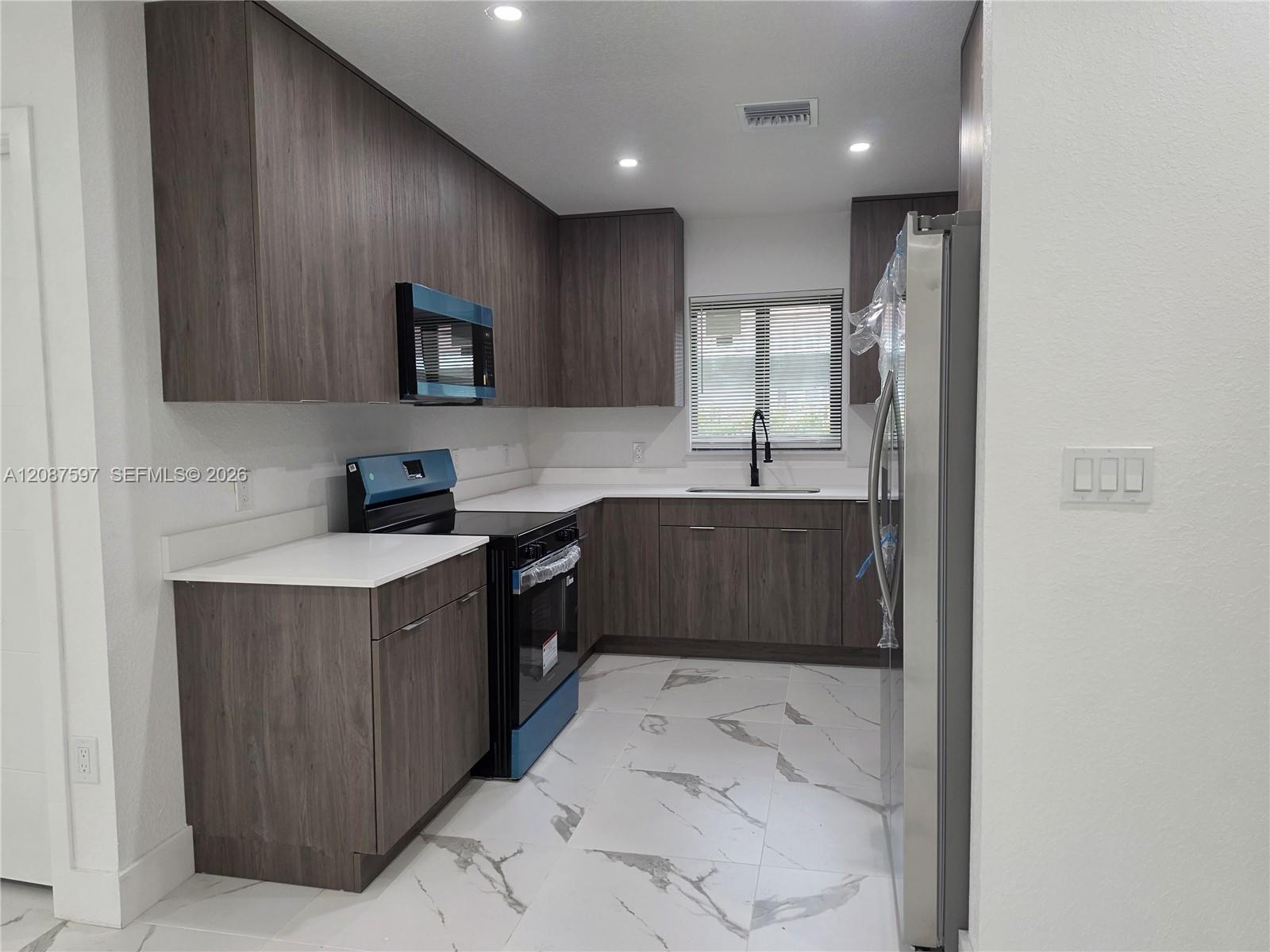 348 NW 8th St — Photo 5