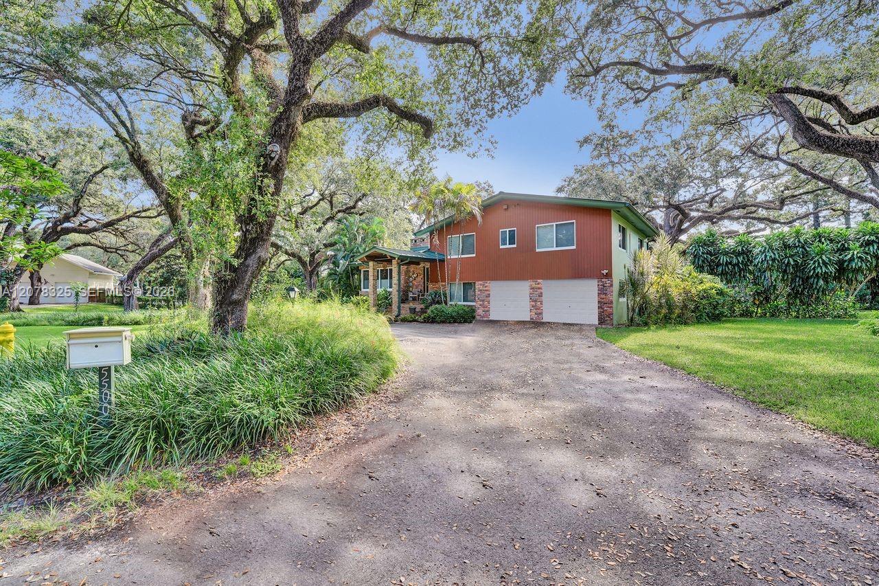 5500 Woodland LN — Photo 2