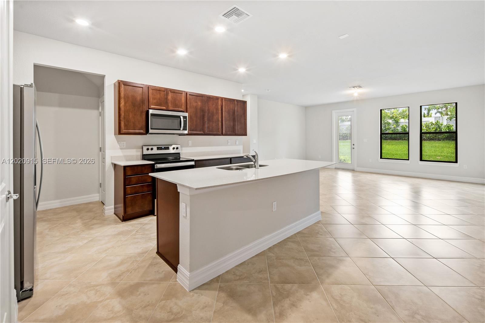 4488 E Appleton Cir E — Photo 2
