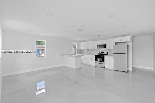 655 SW 5th St — Photo 2