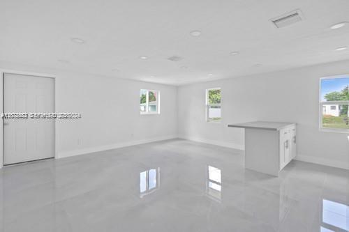 655 SW 5th St — Photo 5