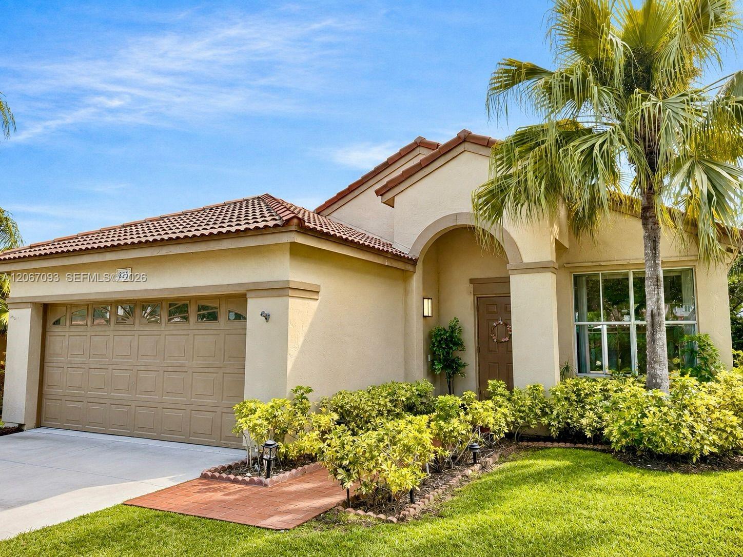 825 Falling Water Rd, Weston FL 33326