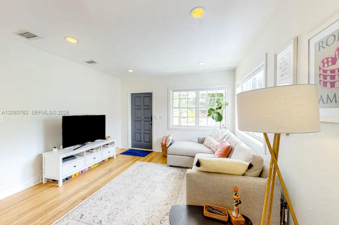 5751 SW 11th St — Photo 4