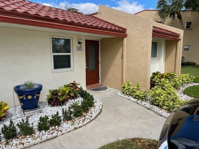 307 LAKE EVELYN Drive — Photo 2
