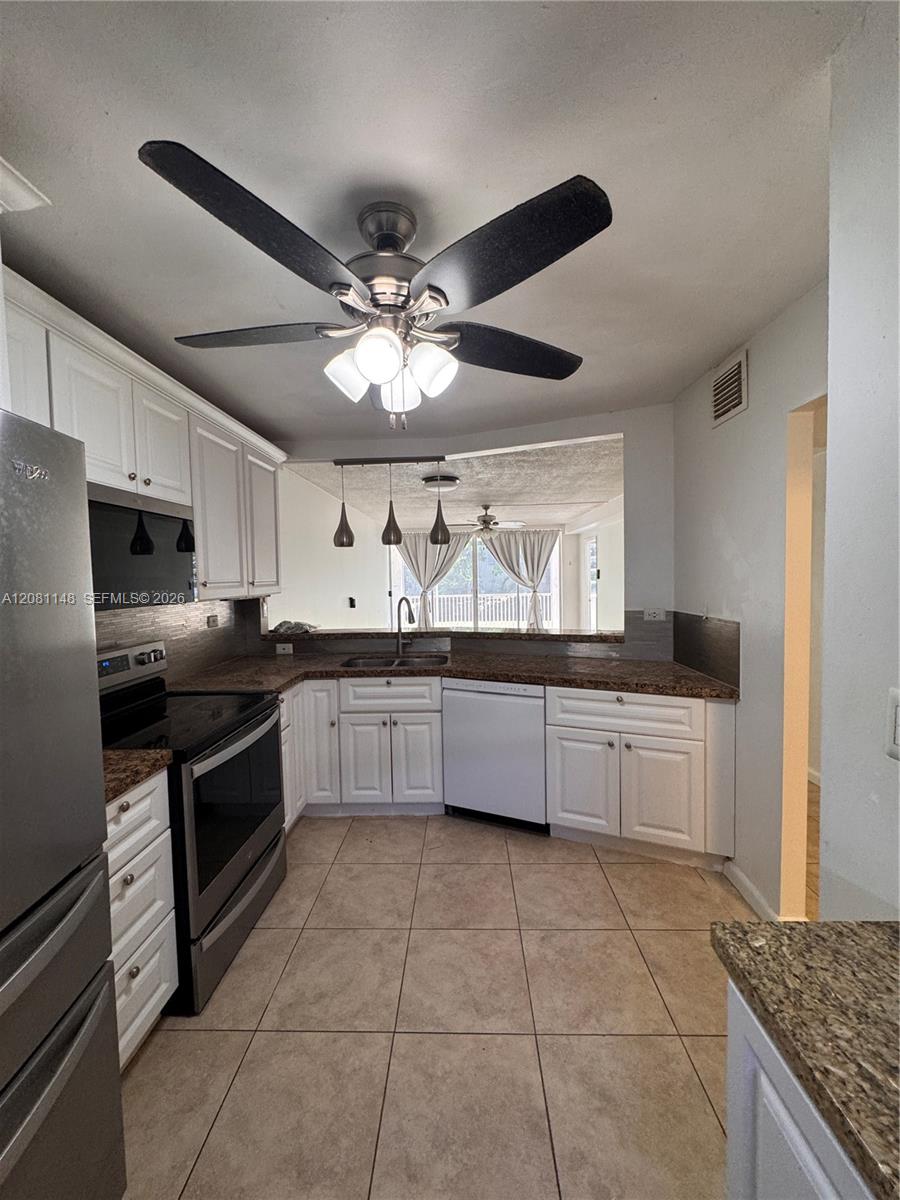 1670 NE 191st St # 3 — Photo 5