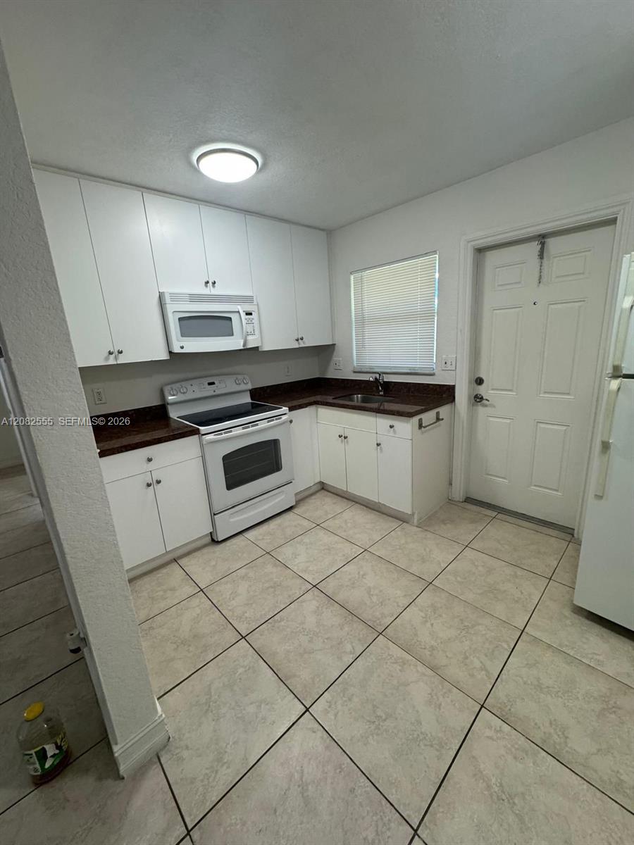 3260 NE 19th Ave # 15 — Photo 4