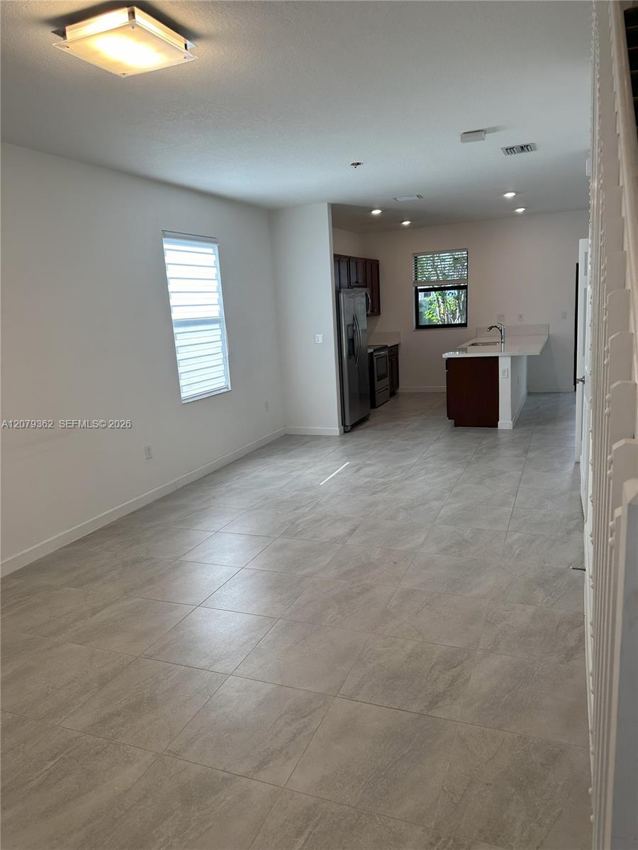 1602 SW 28th Ct — Photo 3