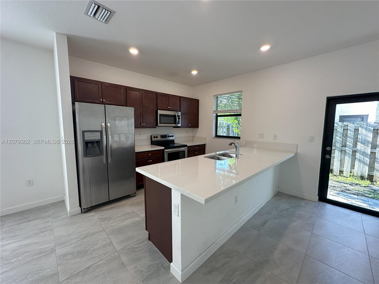 1602 SW 28th Ct — Photo 4