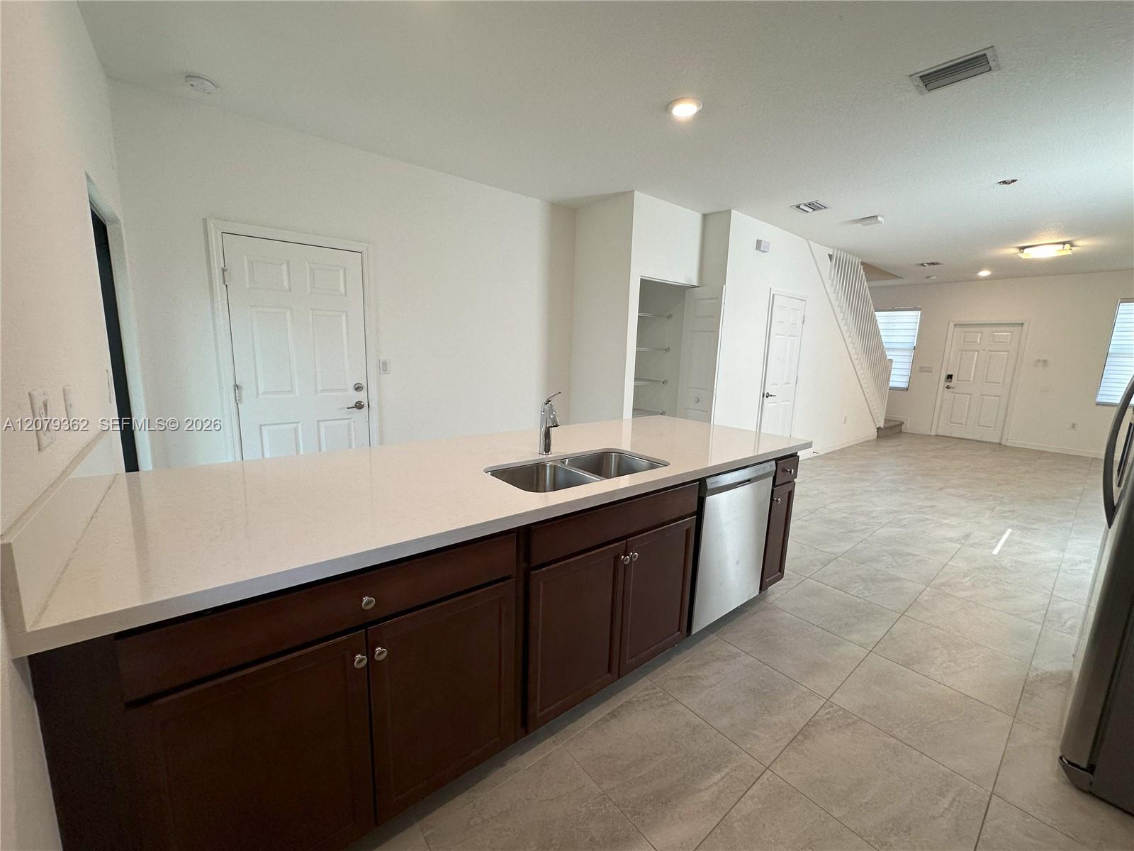 1602 SW 28th Ct — Photo 5