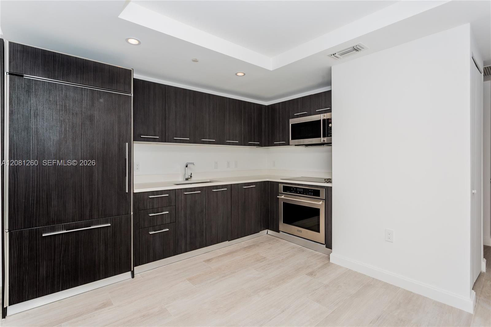 45 SW 9th St # 3204 — Photo 5